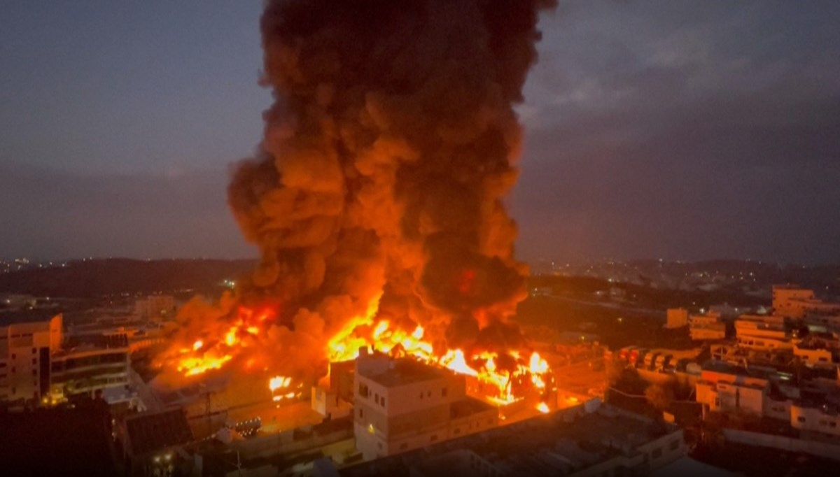 Filistin'de fabrika yangını: Dumanlar gökyüzüne ulaştı