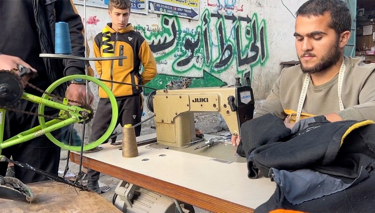 Gazze'de elektrik krizi: Bisiklet pedalıyla dikiş makinesini çalıştırıyor