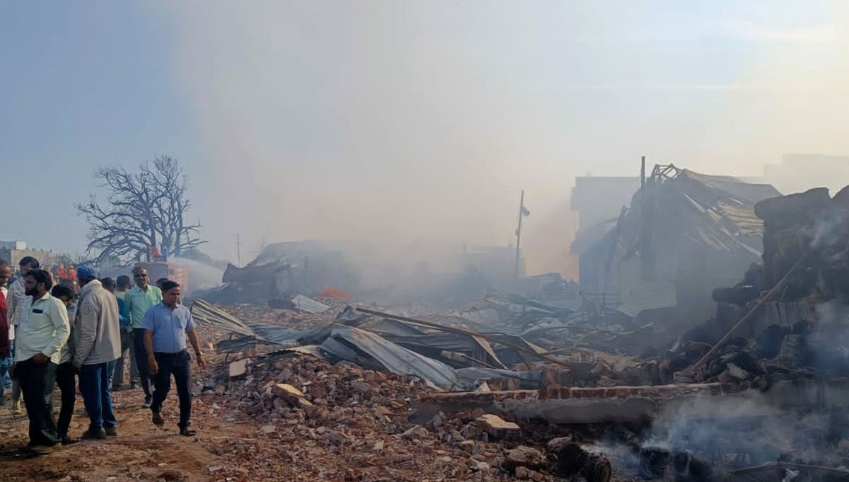 Hindistan'da kaçak havai fişek fabrikasında patlama: 11 ölü