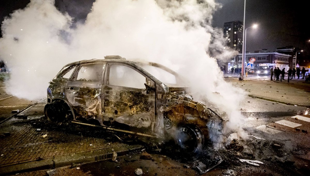 Hollanda'da farklı görüşteki gruplar polisle çatıştı: Araçları ateşe verdi