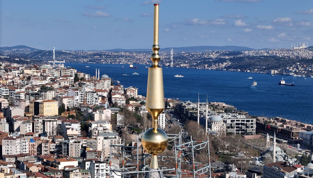 İstanbul'un sembol yapılarından Galata Kulesi alemine kavuştu