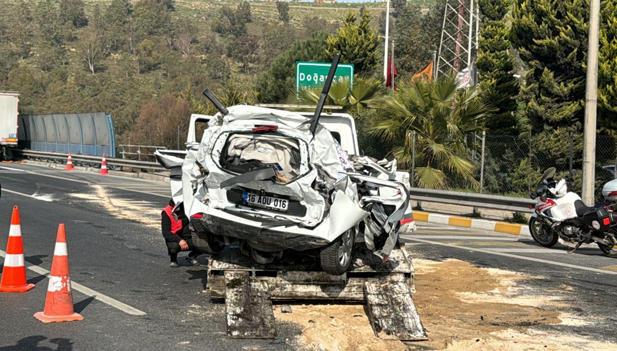 İzmir'de korkunç kaza: TIR'ların arasında kaldı, kağıt gibi ezildi