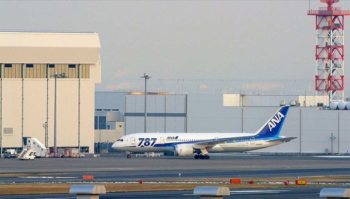 Japonya'da havalimanında yolcu uçakları çarpıştı