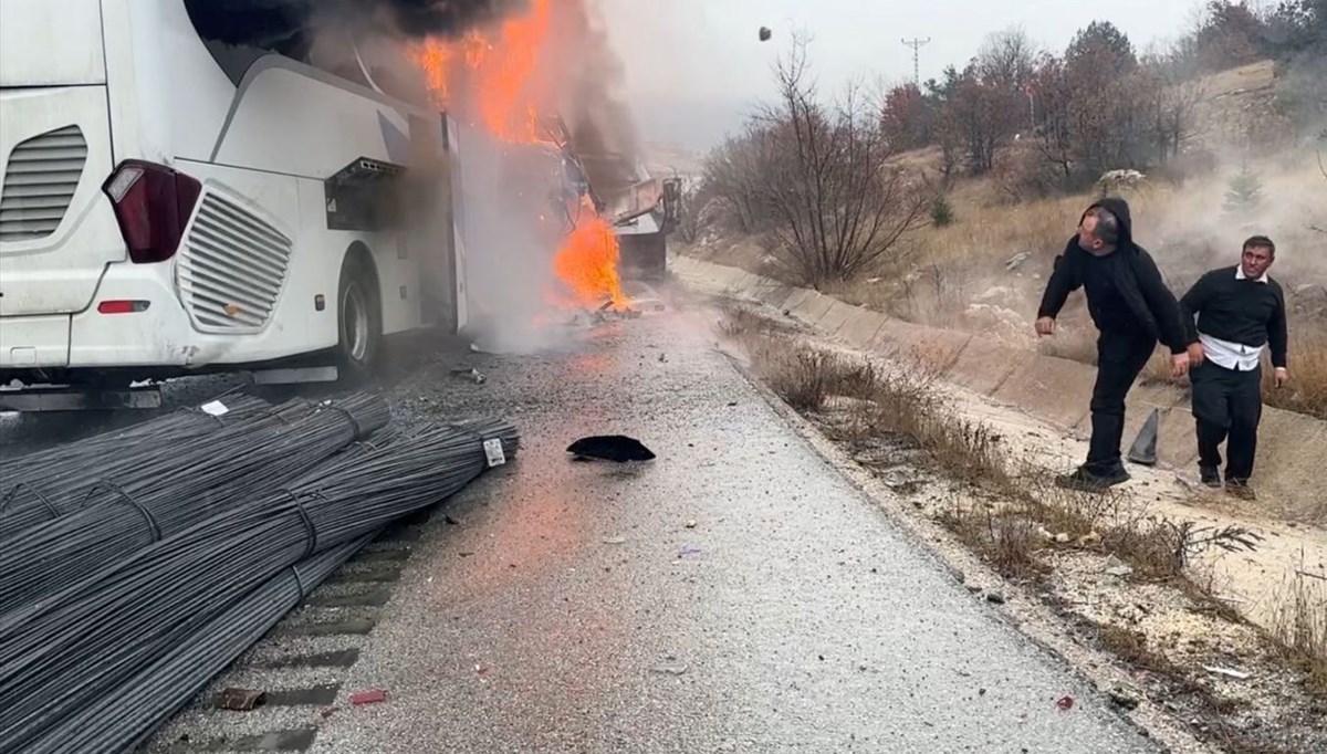 Kamyona çarpan otobüs alev aldı: 2 ölü, 5 yaralı