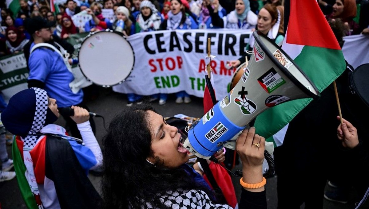 Londra'da 10 bin kişi Gazze ateşkesine destek için yürüdü