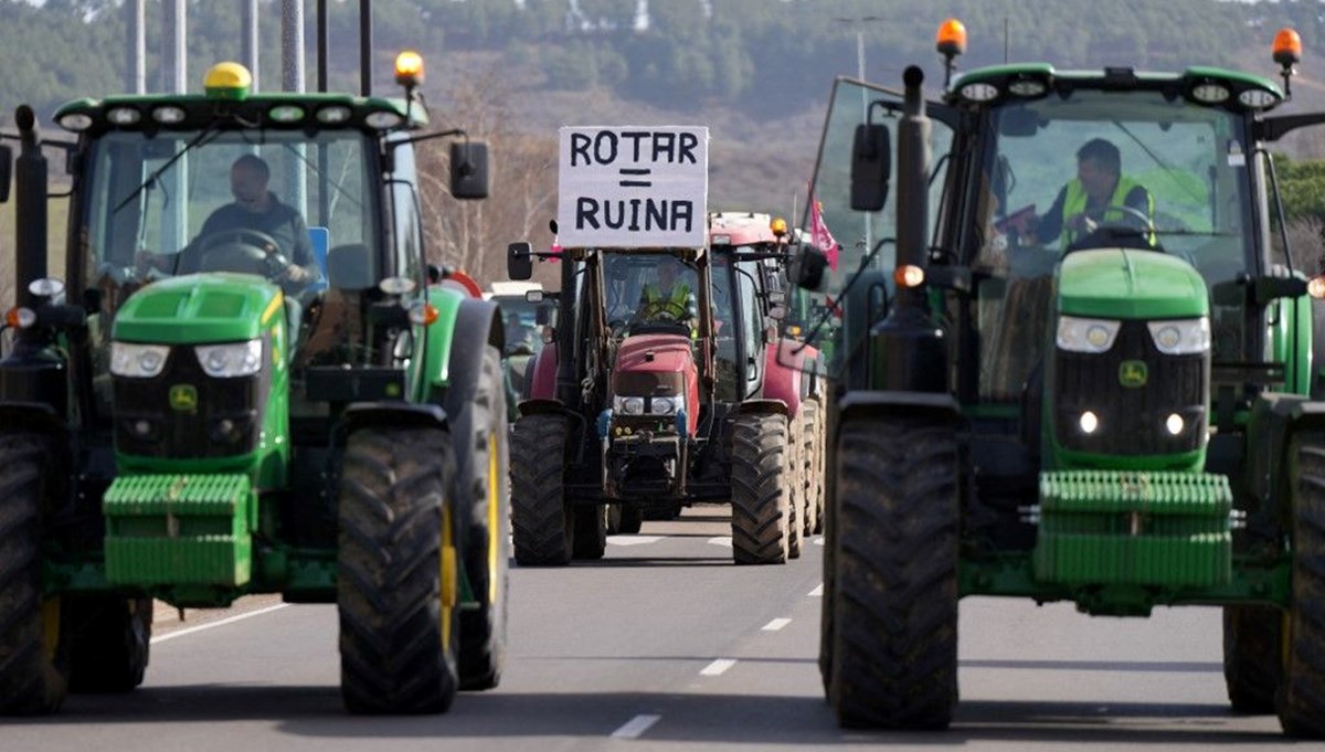 Portekizli çiftçilerden İspanya sınırında yol kapatma eylemi