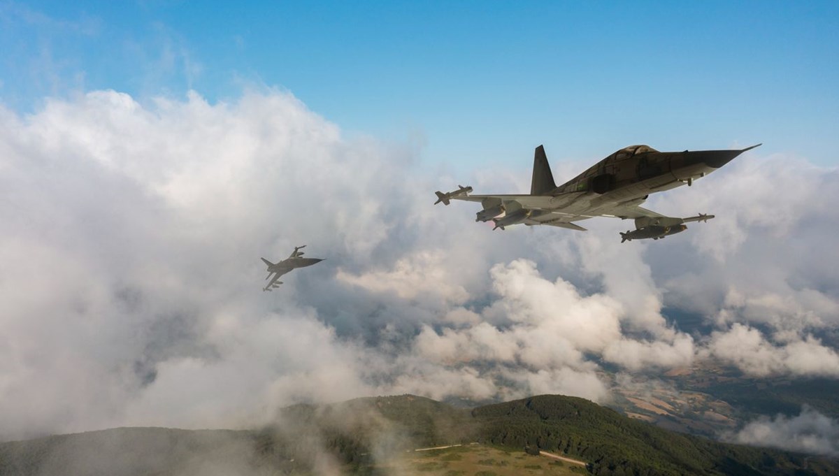 Tayvan Boğazı'nda hareketlilik: Çin'e ait 9 savaş uçağı tespit edildi
