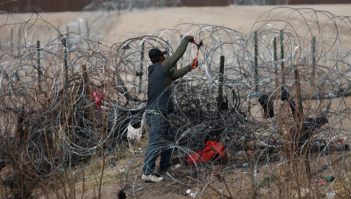 Teksas'ta düzensiz göçmenler sınırı geçmeye devam ediyor