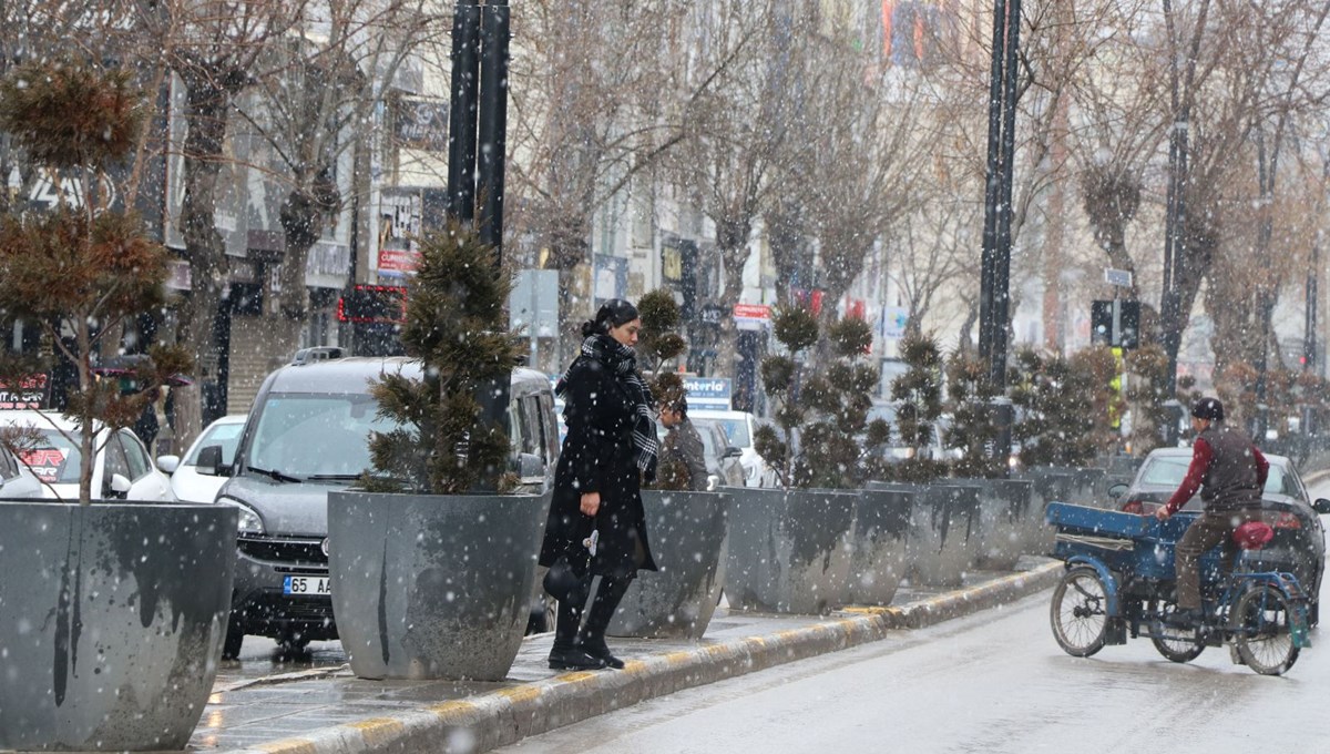 Van'da ulaşıma kar engeli: 87 yerleşim yerinin yolu kapandı