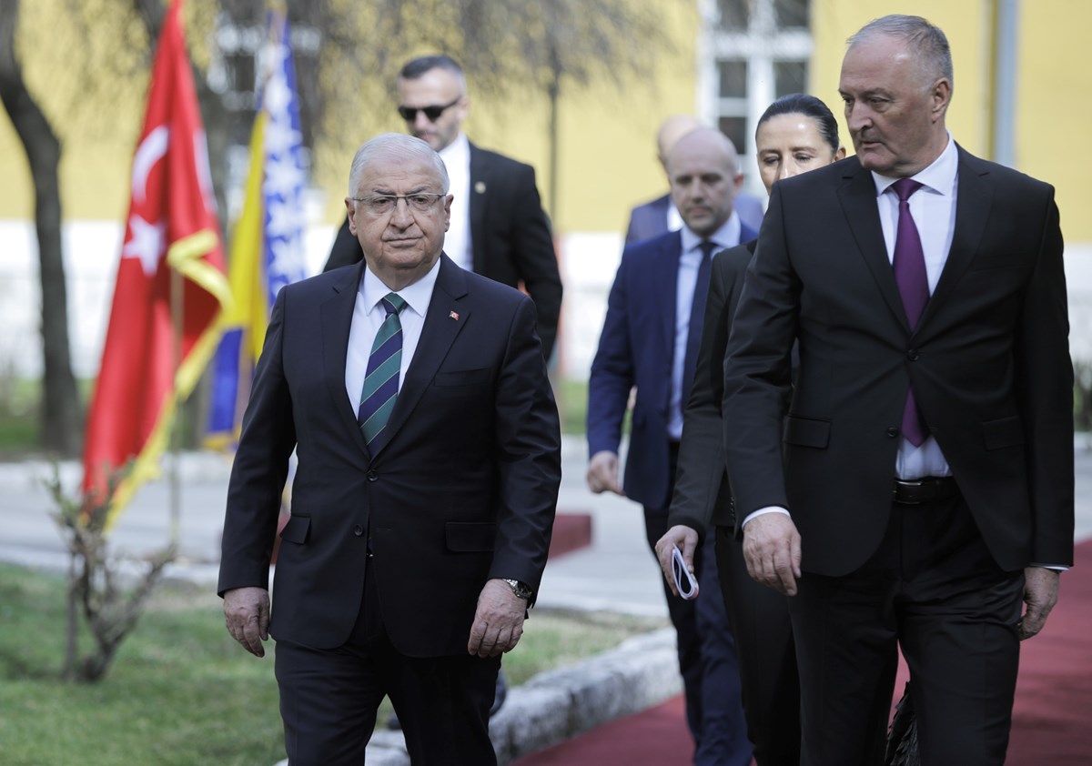 Güler, Bosna Hersek Savunma Bakanı Zukan Helez tarafından askeri törenle karşılandı.