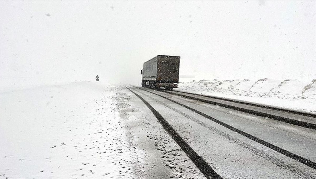 Ardahan-Şavşat kara yolu TIR geçişine kapandı