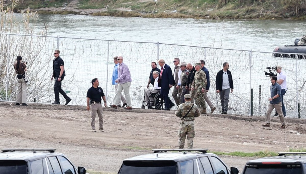 Biden ve Trump'tan aynı gün Teksas ziyareti: Seçimler öncesi sınır güvenliği yarışı