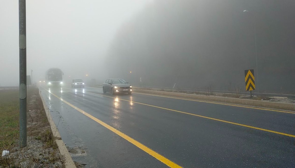 Bolu Dağı'ndaki görüş mesafesine sis ve sağanak engeli