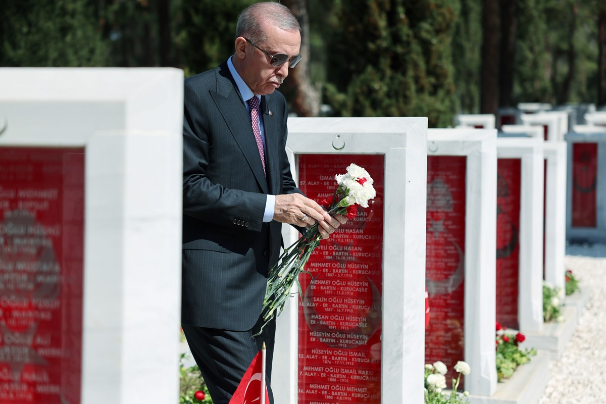Cumhurbaşkanı Erdoğan, törende şehitliklere karanfil bıraktı.