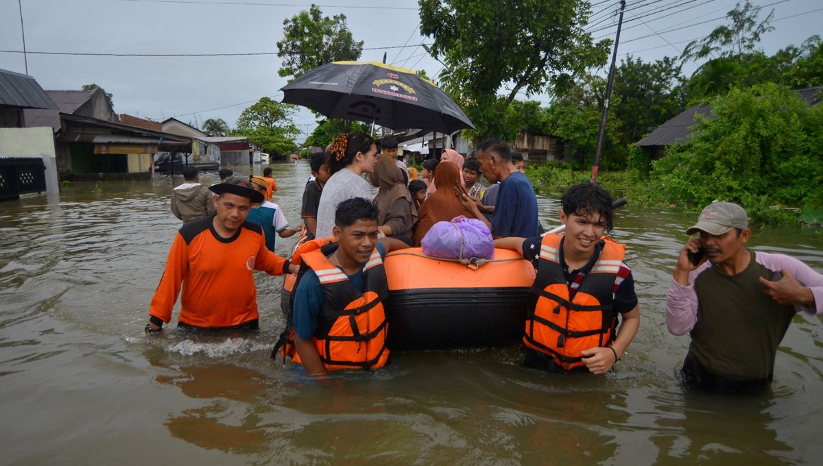 Endonezya'da sel felaketi: 40 bin kişi yerinden oldu