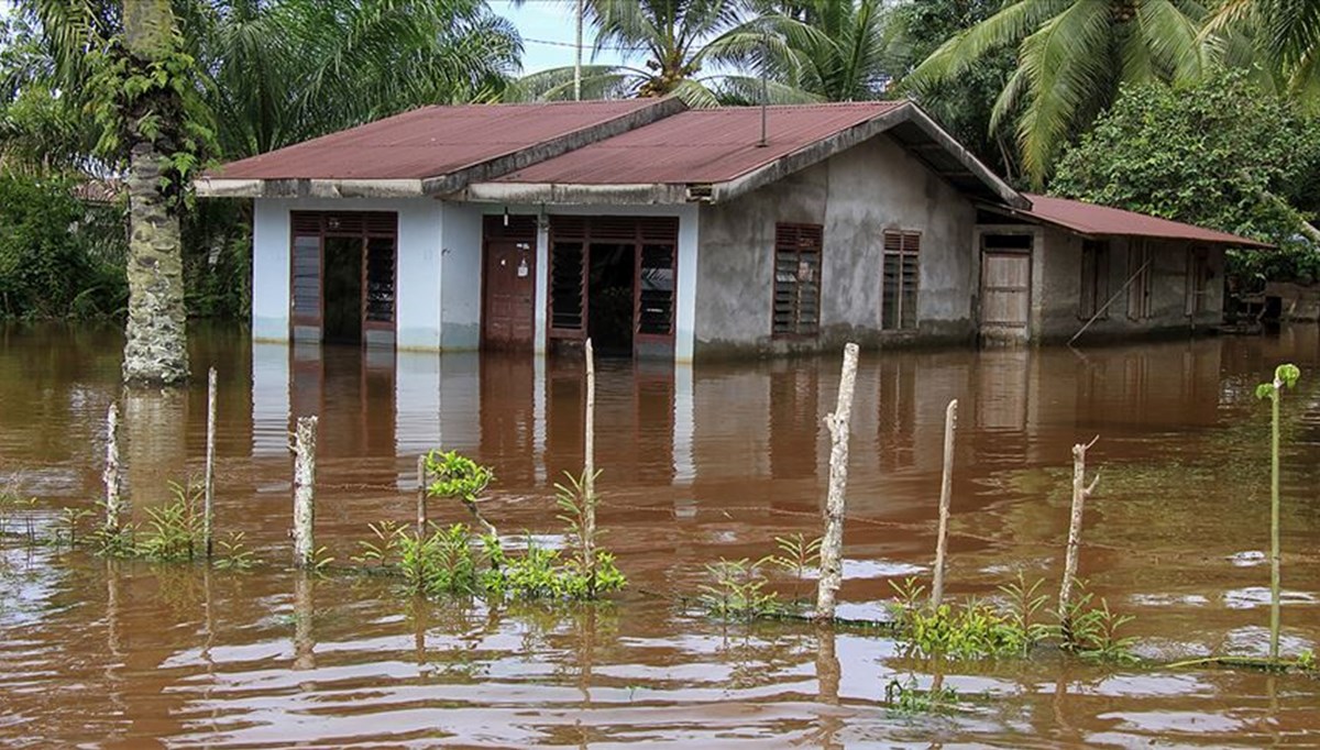 Endonezya'da sel ve toprak kayması: 10 kişi hayatını kaybetti