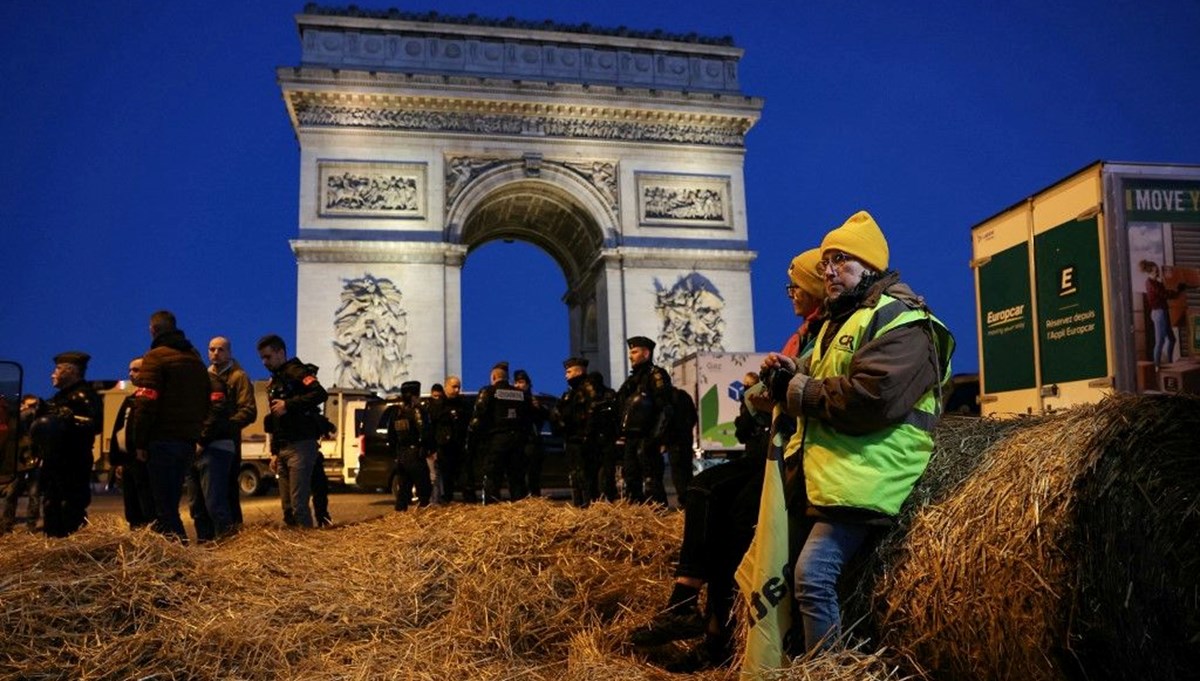 Fransa'da çiftçi protestosu: Zafer Takı'nda protesto düzenlendi