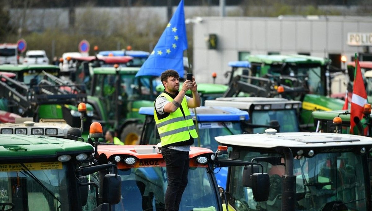 Fransa'da çiftçiler tarım politikalarını protesto ediyor