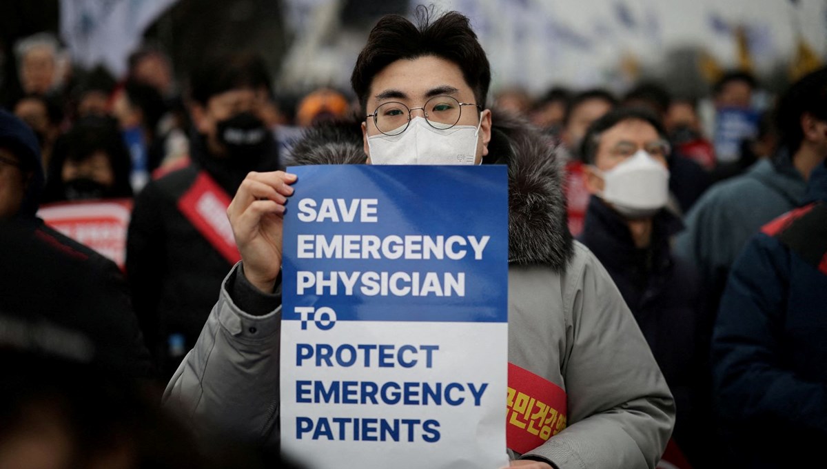 Güney Kore'de grev: 4 bin 900 doktorun lisansı iptal ediliyor