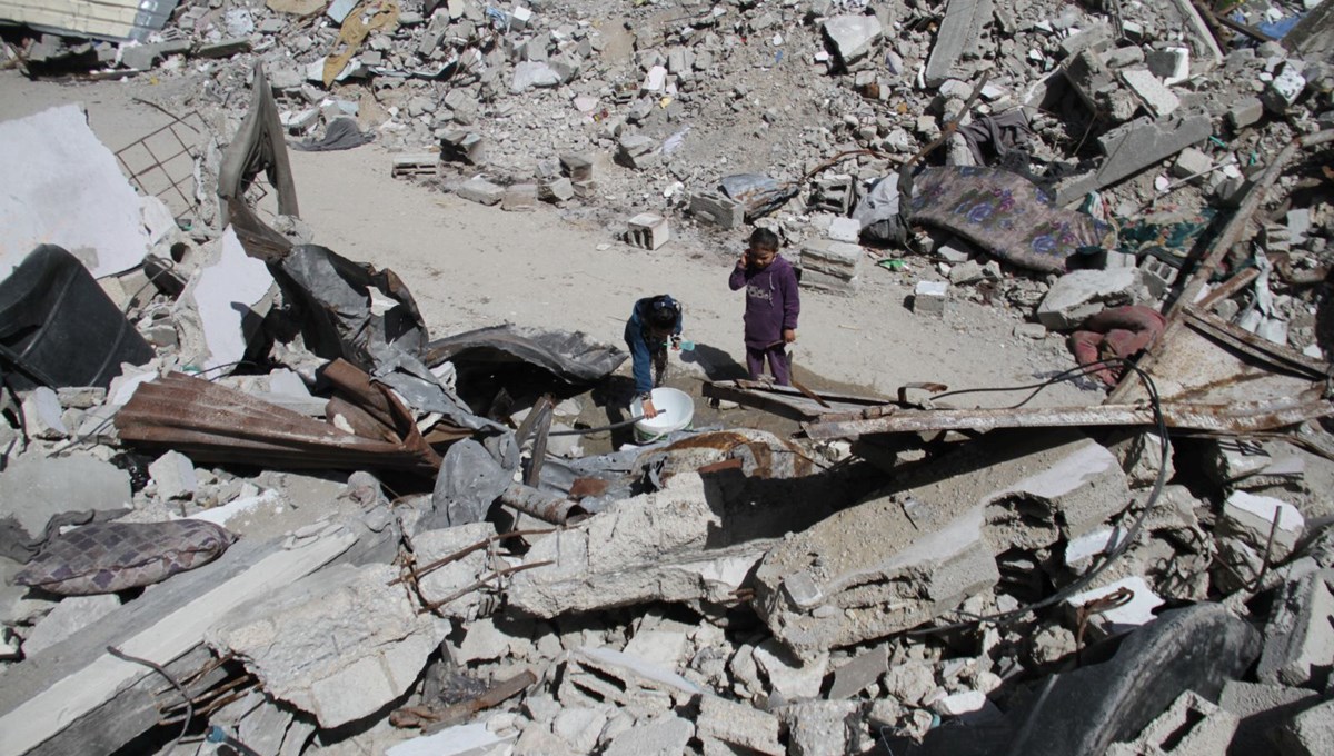 İsrail saldırıları sürüyor: Gazze’de enkazın içinde su arayışı