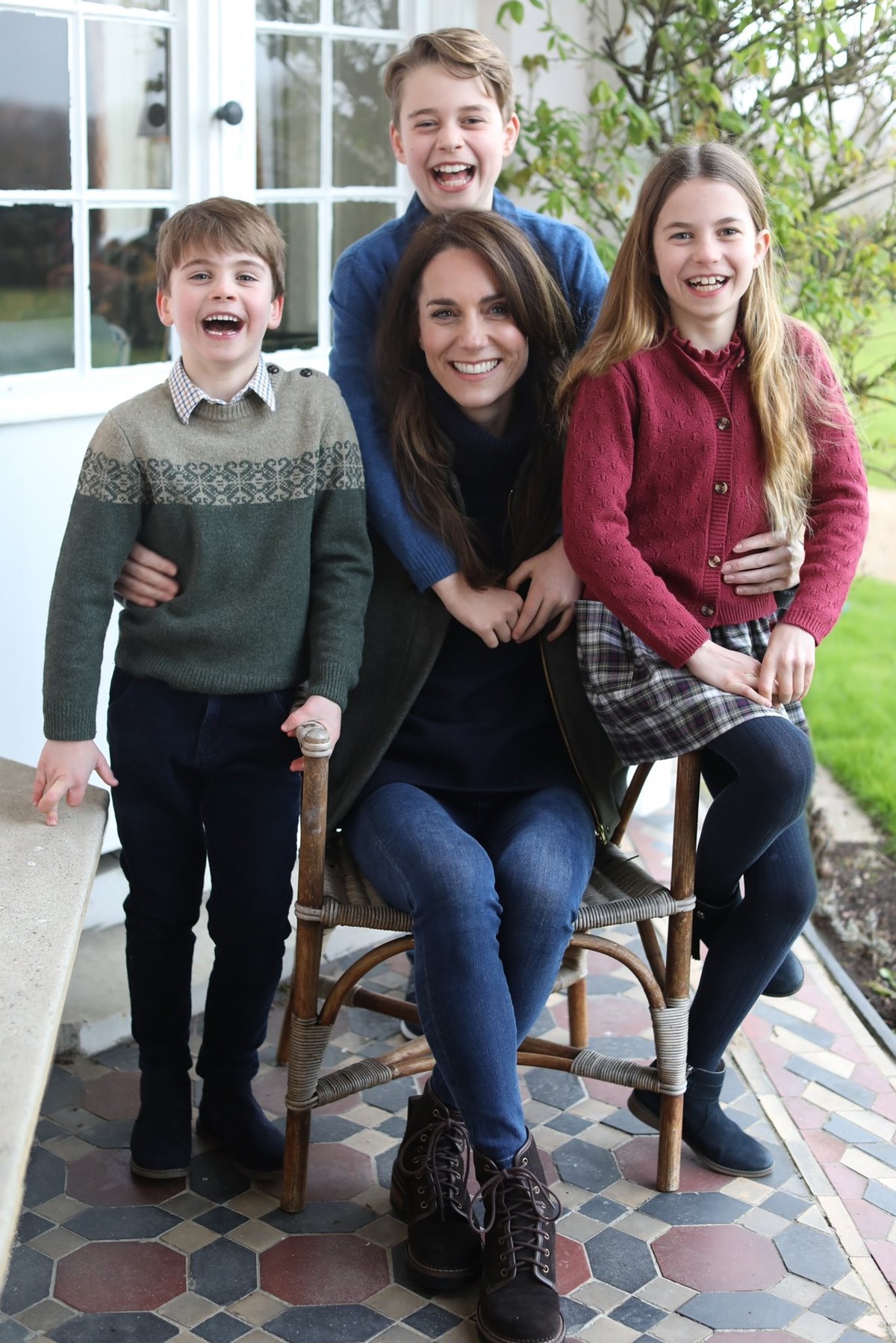 Kate Middleton ve çocukları, ameliyattan 2 ay sonra paylaşılan ilk fotoğraf.