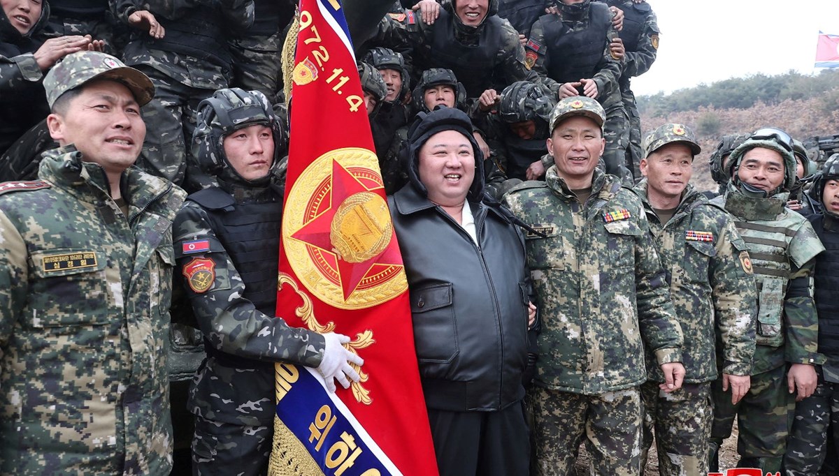 Kuzey Kore'de savaş oyunu: Kim Jong Un tankın başına geçti