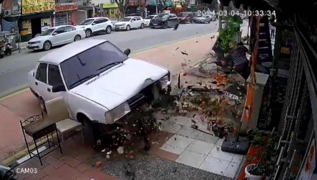 Manisa'da feci kaza! Üzerine gelen otomobilden kıl payı kurtuldu