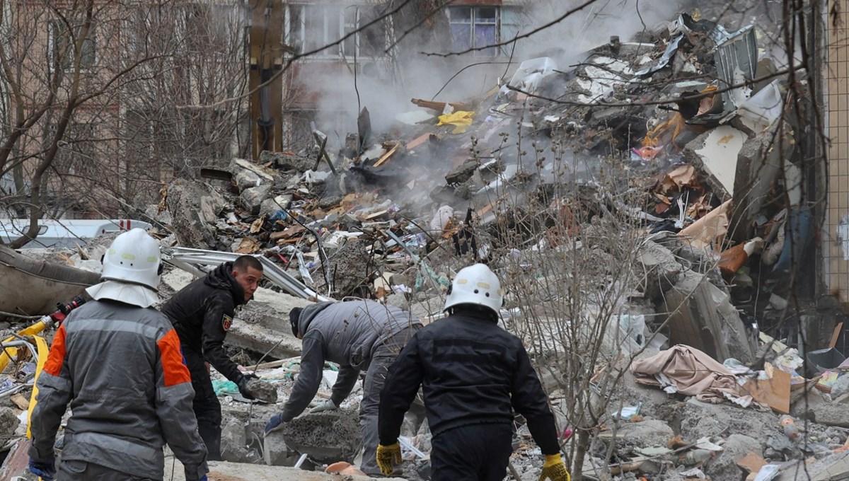 Rusya Odesa'da bir apartmanı vurdu: 2 kişi hayatını kaybetti