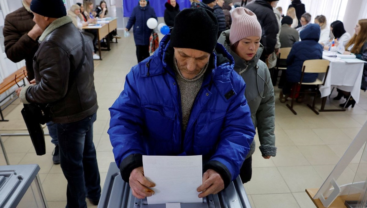Rusya'da seçim günü: Ukrayna oy merkezini bombaladı, seçmenler sandıklara molotof attı