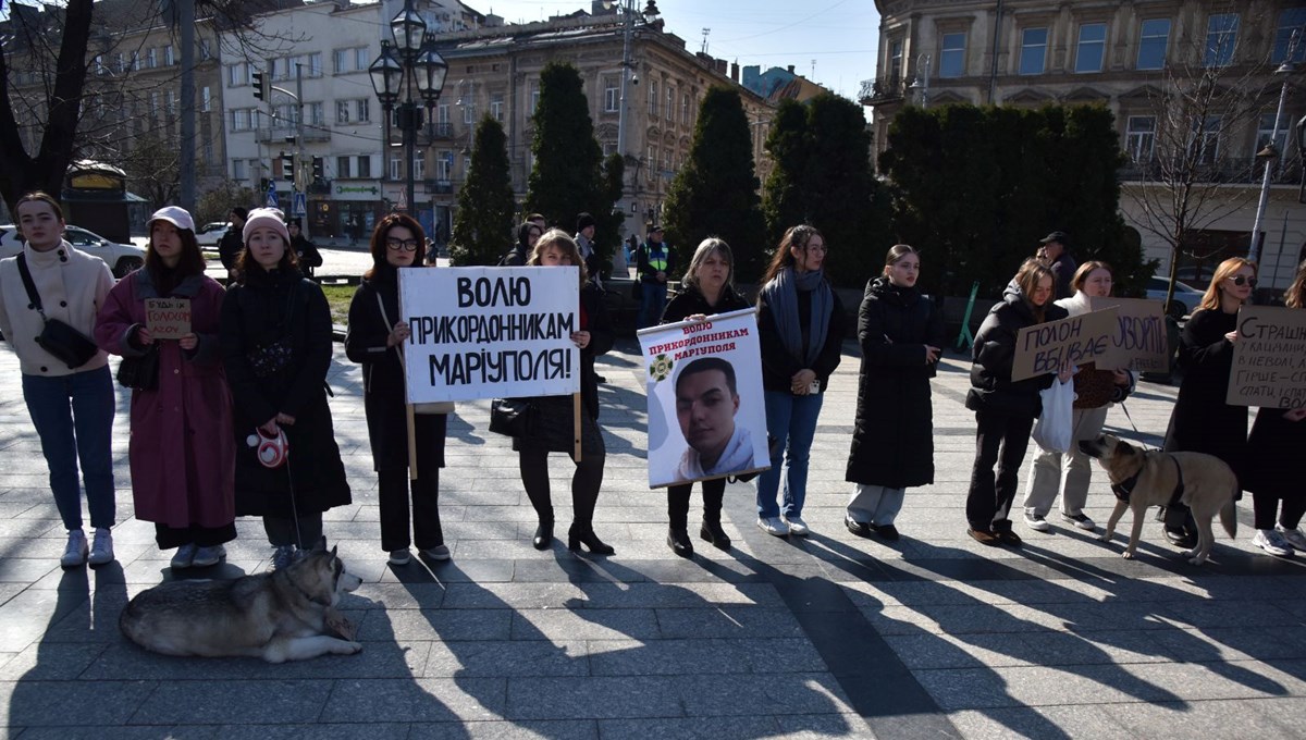 Ukraynalı esir askerlerin aileleri Lviv'de eylem yaptı