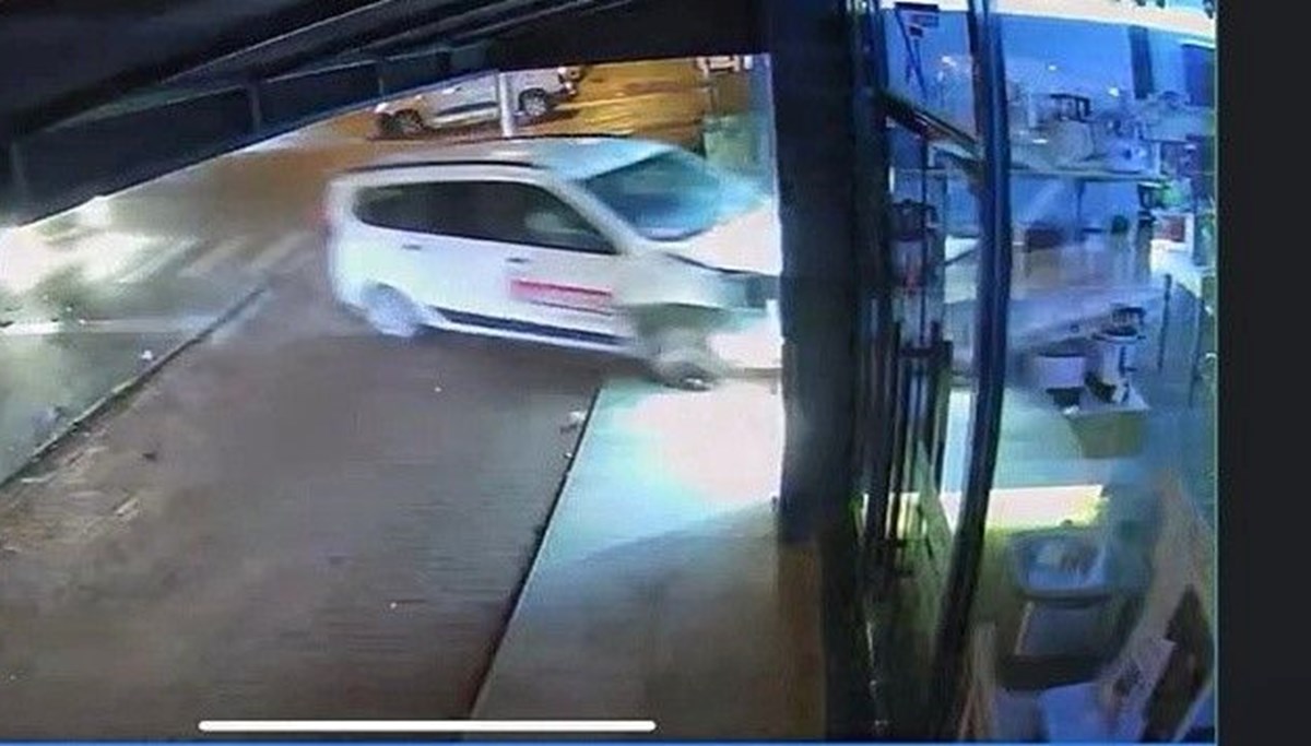 Zonguldak'ta kaza yapan araç beyaz eşya dükkanına girdi