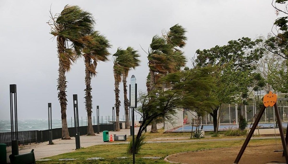 Antalya'da fırtına ve sağanak: Rüzgarın hızı 118 kilometre ulaştı