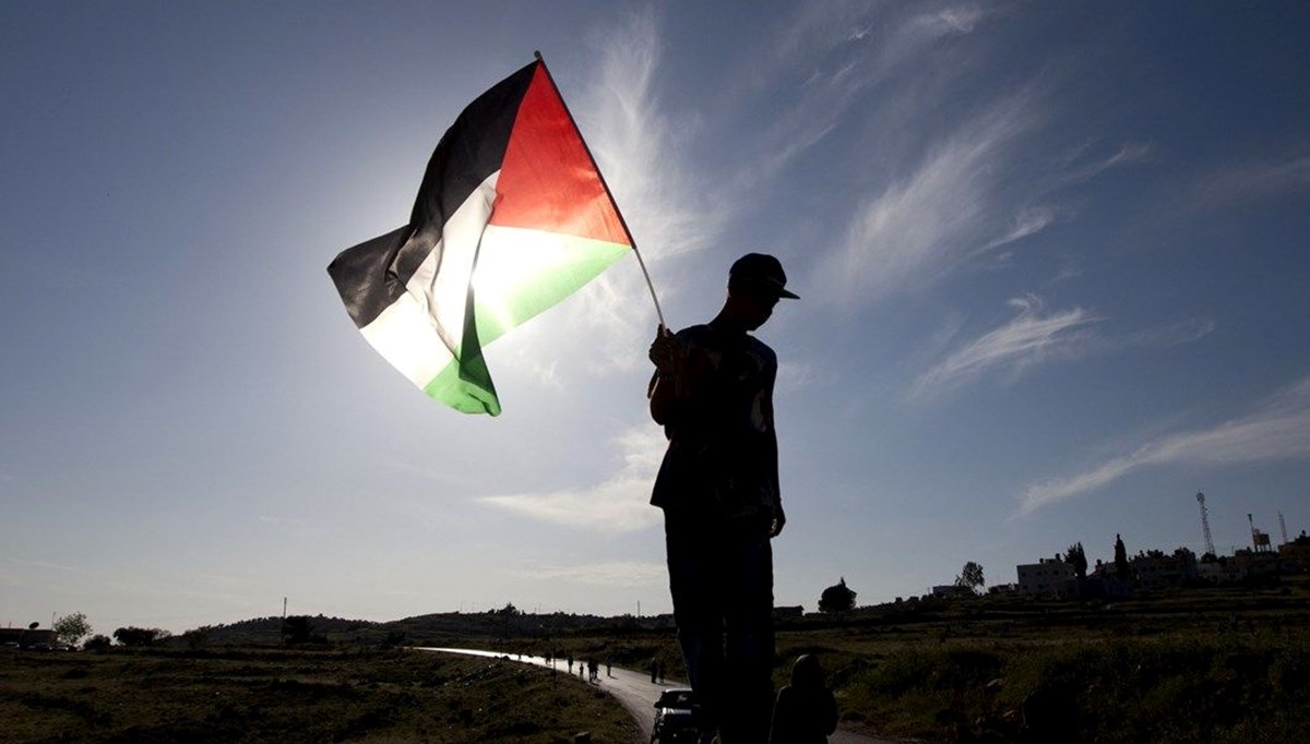 Filistin bayrağına saldıran yasa dışı Yahudi yerleşimci patlayıcıyla yaralandı