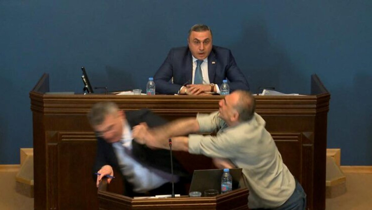 Gürcistan Parlamentosu'nda yumruk yumruğa kavga