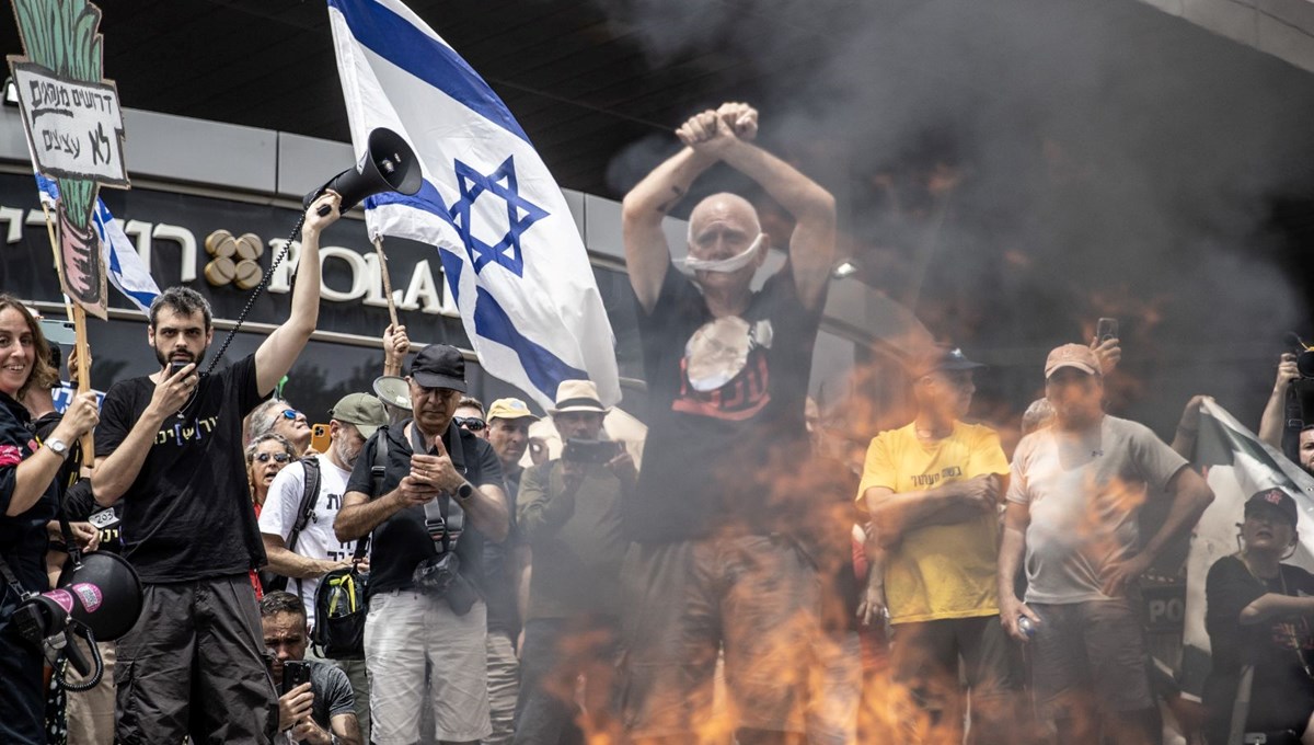 İsrail savaş kabinesi üyesi Gantz'ın evinin önünde protesto
