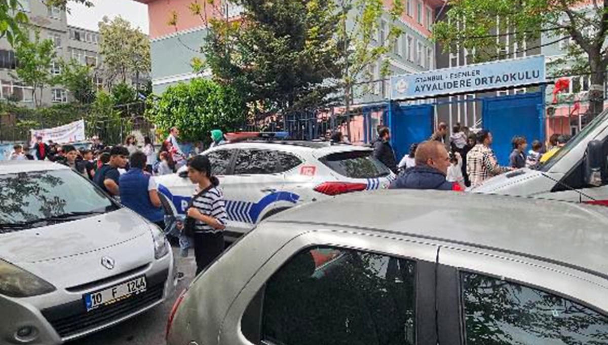 İstanbul'da 23 Nisan gösterilerinde öğretmene saldırı