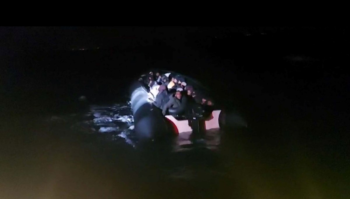 Karaburun açıklarında 38 düzensiz göçmen kurtarıldı