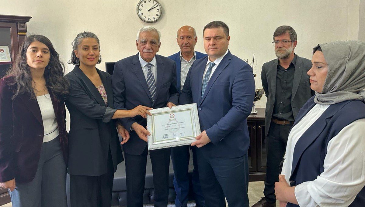 Mardin Büyükşehir Belediye Başkanı Ahmet Türk mazbatasını aldı