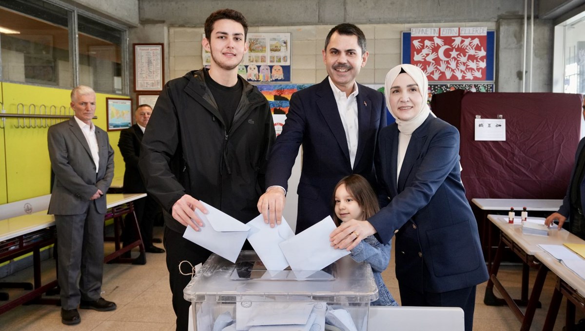 Murat Kurum oy kullandığı sandıktan birinci çıktı