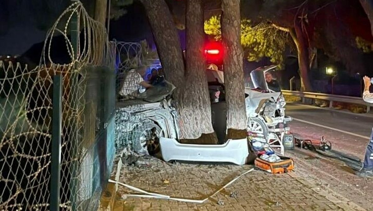 Urla'da feci kaza: Otomobil ikiye yarıldı, 2 kişi araçtan fırladı