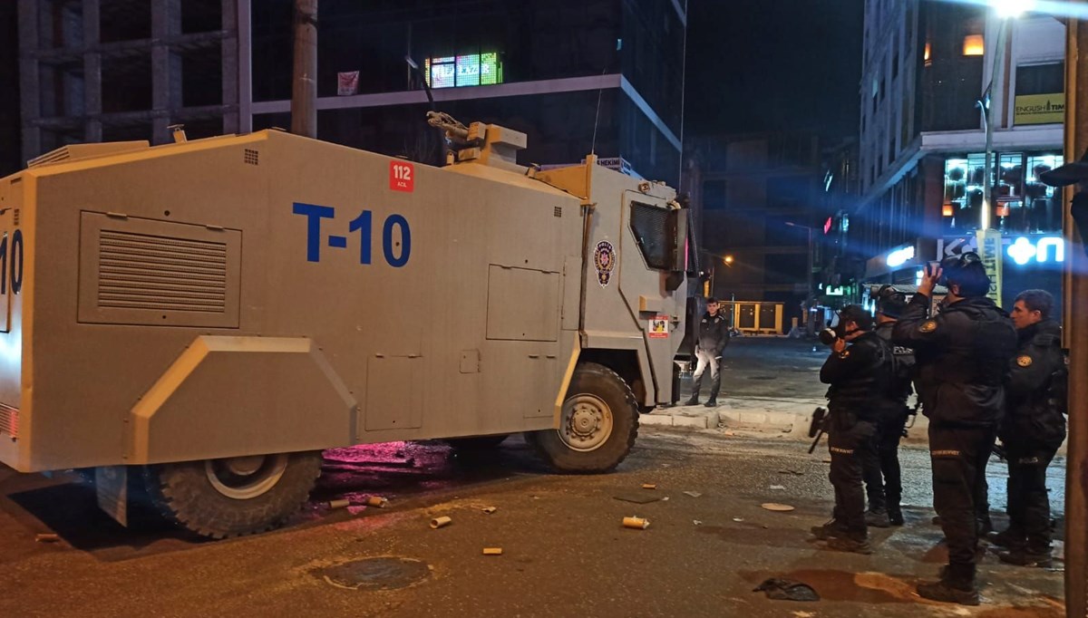 Van'da polis müdahalesi | DEM Partililerin kutlaması sonrası bazı gruplar polise taş attı