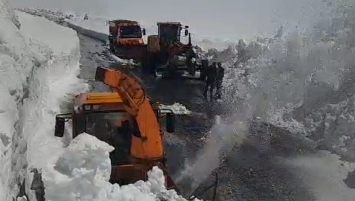 Yol 3 aydır kapalıydı: Van-Bahçesaray kara yolunda ekiplerin karla mücadelesi