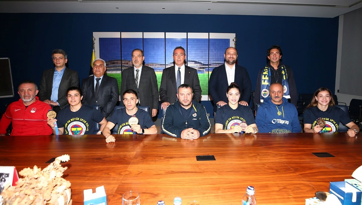 Avrupa şampiyonu Fenerbahçeli boksörler Ali Koç'u ziyaret etti
