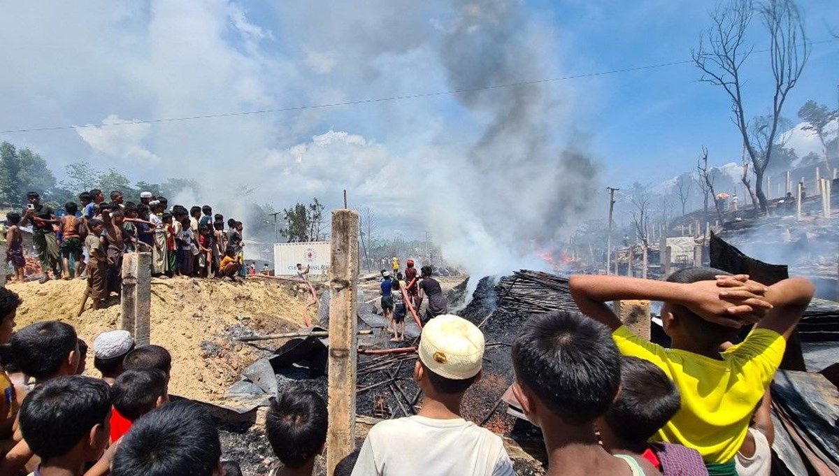 Bangladeş’te mülteci kampında yangın: 230 barınak kül oldu