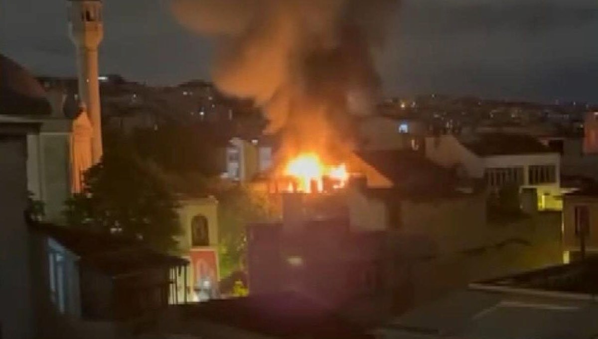 Beyoğlu'nda kafede yangın