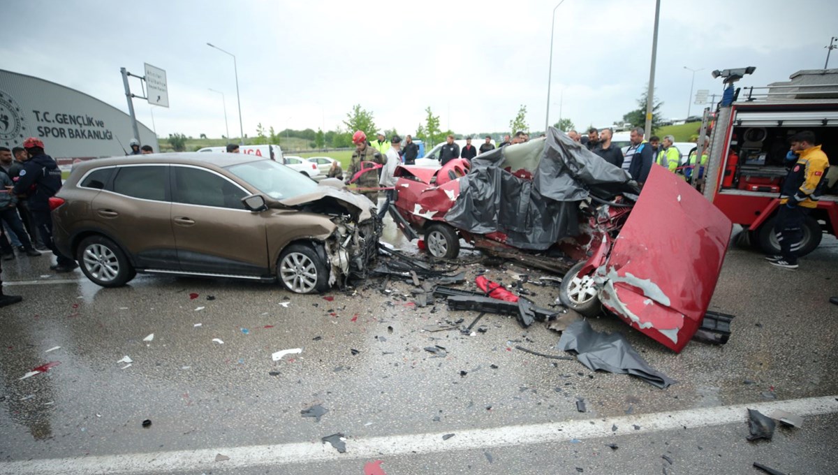 Bursa'da otomobiller çarpıştı: 2 ölü