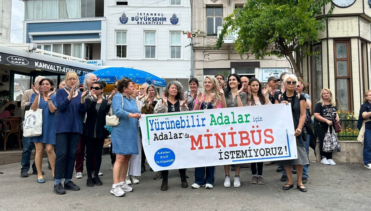 Büyükada'da minibüs protestosu