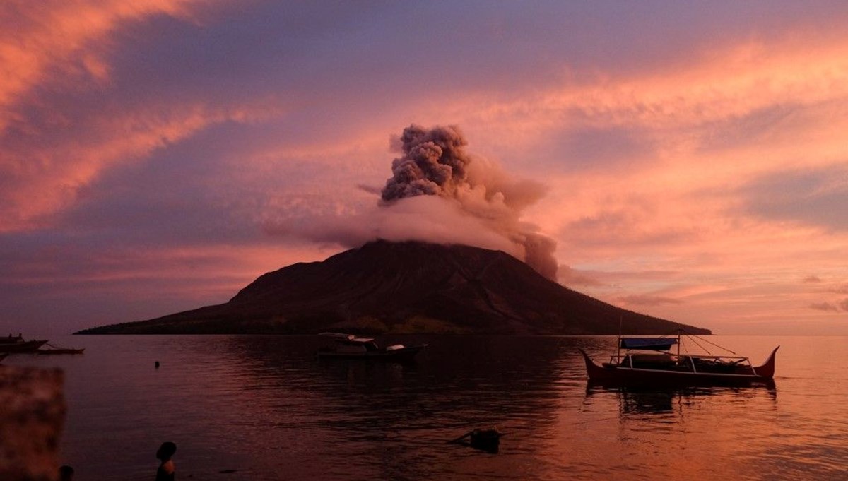Endonezya'daki Ruang Yanardağı yeniden patladı