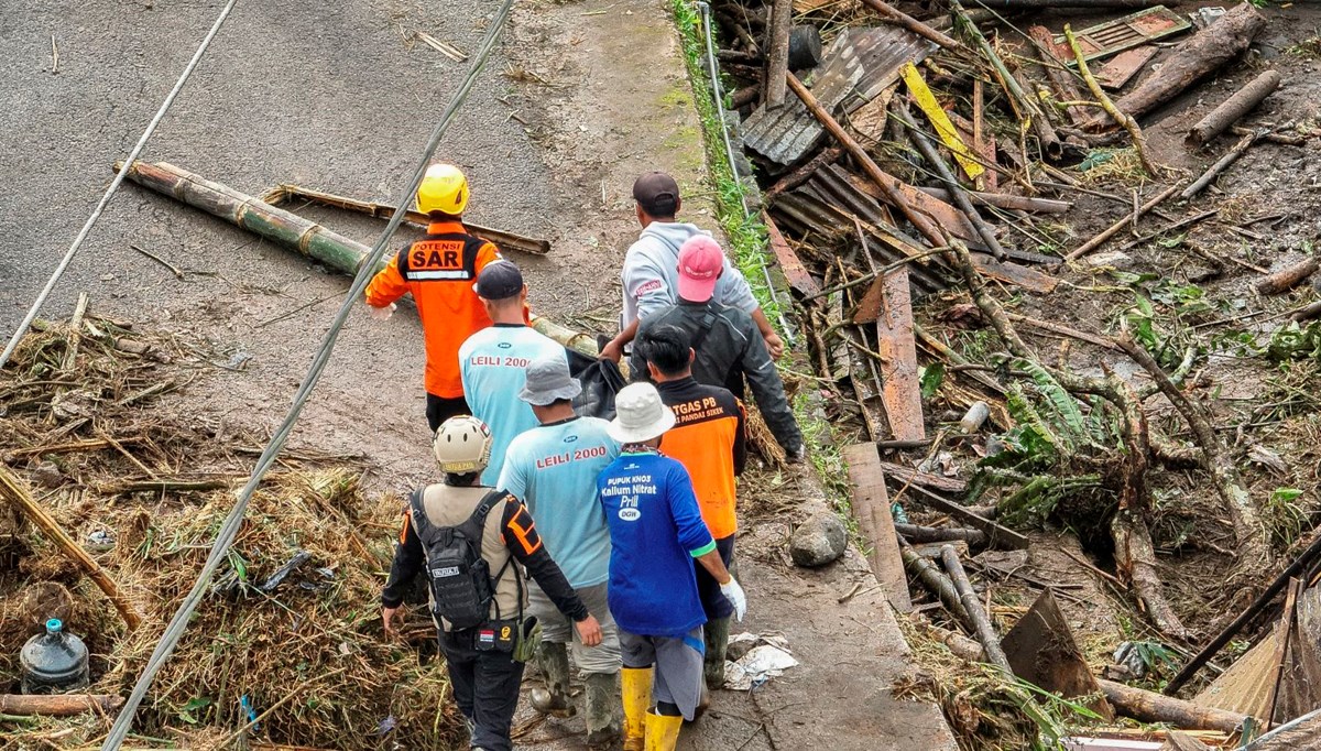 Endonezya’daki sel ve toprak kayması: Can kaybı 52’ye yükseldi