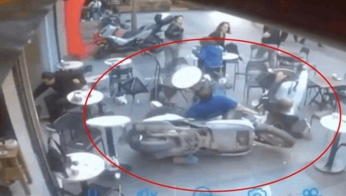 Fatih'te motosiklet kafede oturanların arasına daldı: 4 yaralı